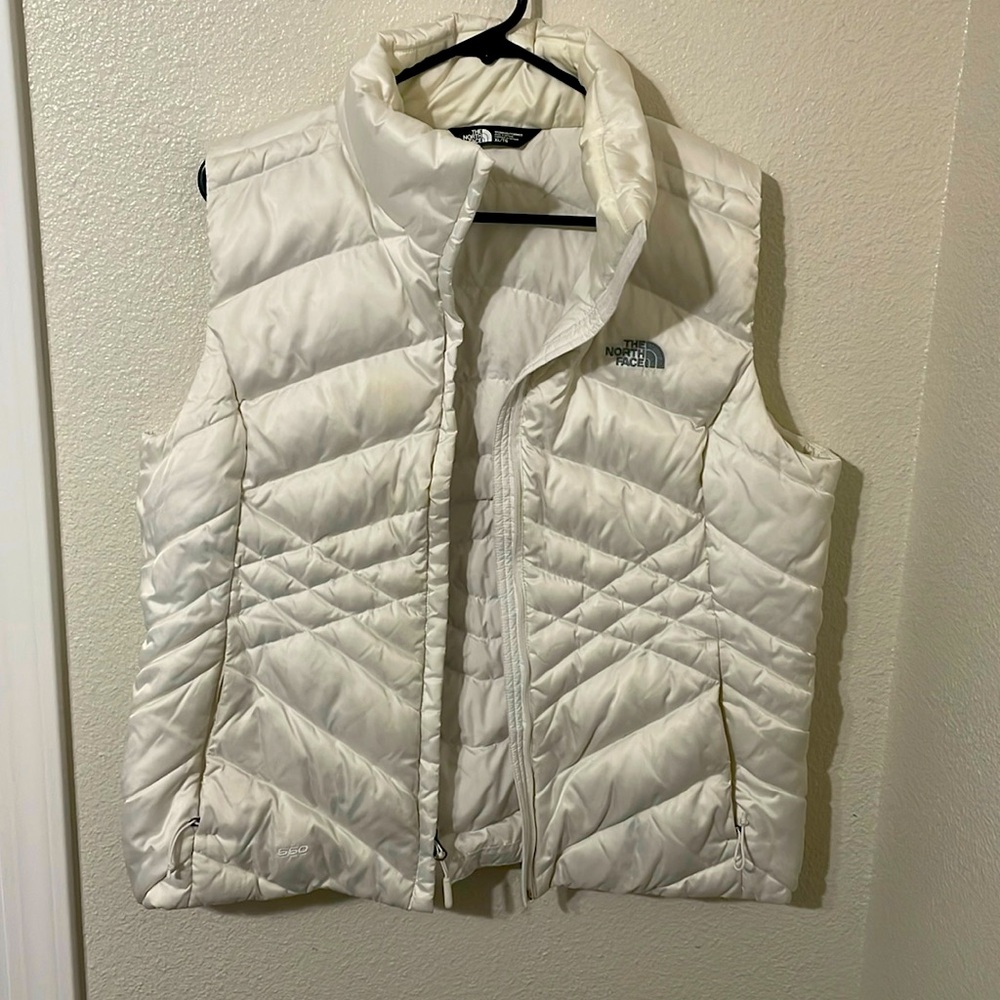 NWOT NorthFace white puffy XL vest.